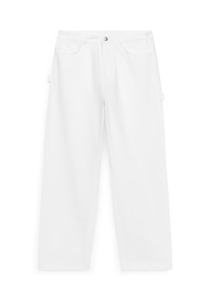 Weiße Cargo-Hosen aus Baumwolle mit weitem Bein, Seitentaschen und traditionellem Fünf-Taschen-Stil mit Knopfverschluss.