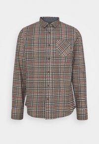 Camisa de manga larga con cuello puntiagudo y bolsillo en el pecho, que presenta un patrón de cuadros en colores rojo, negro y beige.