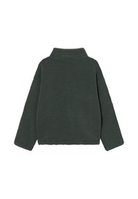 Pull-over en polaire vert foncé avec un col montant, coupe décontractée et surface texturée. Doté de manches longues et d'un ourlet qui arrive à la taille.