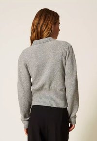Maglione grigio con orlo e polsini a coste, caratterizzato da una maglia texturizzata e dettagli decorativi lungo il colletto. Vista posteriore mostrata.
