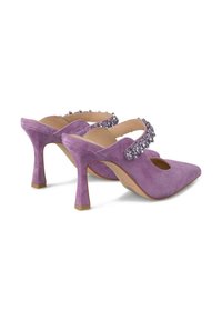 Scarpe slingback in suede viola con punta affusolata, tacco a blocco di altezza media, e adornate con un gruppo di strass decorativi sulla fascia.