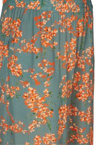 Blommig klänning med turkos bakgrund, prydd med orange och krämfärgade blommor, elastisk midja, lätt tyg och mjuk textur.