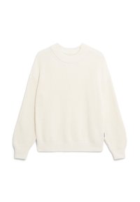 Pull blanc en maille avec une texture côtelée, col rond et épaules tombantes. Comprend des manches longues et une coupe décontractée.