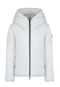 Giacca imbottita bianca con cappuccio alto e strutturato, zip frontale e tasche laterali; texture liscia e design minimalista.