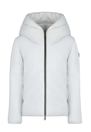 Chaqueta acolchada blanca con una capucha alta y estructurada, cremallera frontal y bolsillos laterales; textura suave y diseño minimalista.