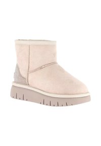Stivaletto corto in suede rosa chiaro con un pannello laterale testurizzato e una suola in gomma beige spessa, caratterizzato da cuciture visibili.
