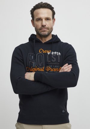 Marineblaue Kapuzenjacke mit Kordelzug, grafischem Fronttext in Weiß und Orange, gerippten Bündchen und einem Känguru-Taschen-Design.