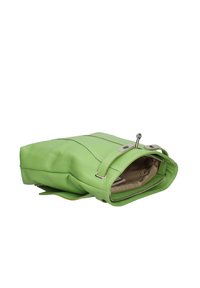 Groene imitatieleren handtas met een gestructureerd ontwerp, ritssluiting, zilverkleurige hardware en een beige binnenvoering.