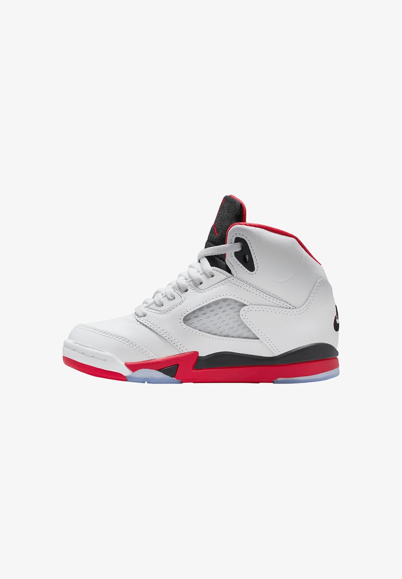 Sneaker en cuir blanc avec des accents rouges et noirs, panneaux latéraux en mesh, lacets ronds et bout arrondi. Doté d'une semelle en caoutchouc avec une section bleu glacé.