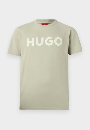 Hele-roheline lühikeste varrukatega ümara kaelusega T-särk, millel on suured valged "HUGO"-tähed rinnal.