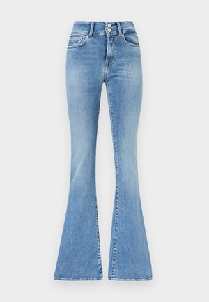 Jean évasé taille haute bleu clair avec deux boutons à l'avant, une fermeture éclair et cinq poches, présenté sur un fond blanc uni.