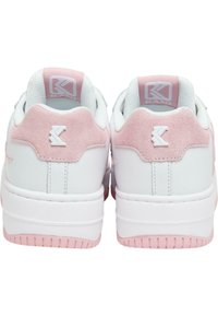 Hvite sneakers med rosa semsket skinn detaljer ved hælen. Har en glatt lær øverdel og en teksturert bakpanel med merkevare.