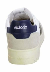 Weiße und graue Sneaker mit einer strukturierten Wildlederferse, marineblauen Akzenten und „victoria“-Logo auf der Rückseite. Gummisohle mit leichtem Profil.
