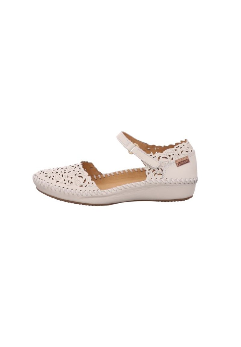 Zapatos de cuero blancos con diseño floral troquelado, puntera redonda, correa en el tobillo y suela de goma texturizada. Presenta costuras decorativas a lo largo de los bordes.