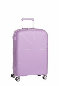 Harde koffer in pastel lavendel met een textuurpatroon. Voorzien van vier dubbele wielen en een uitschuifbare handgreep. Duurzaam ontwerp.