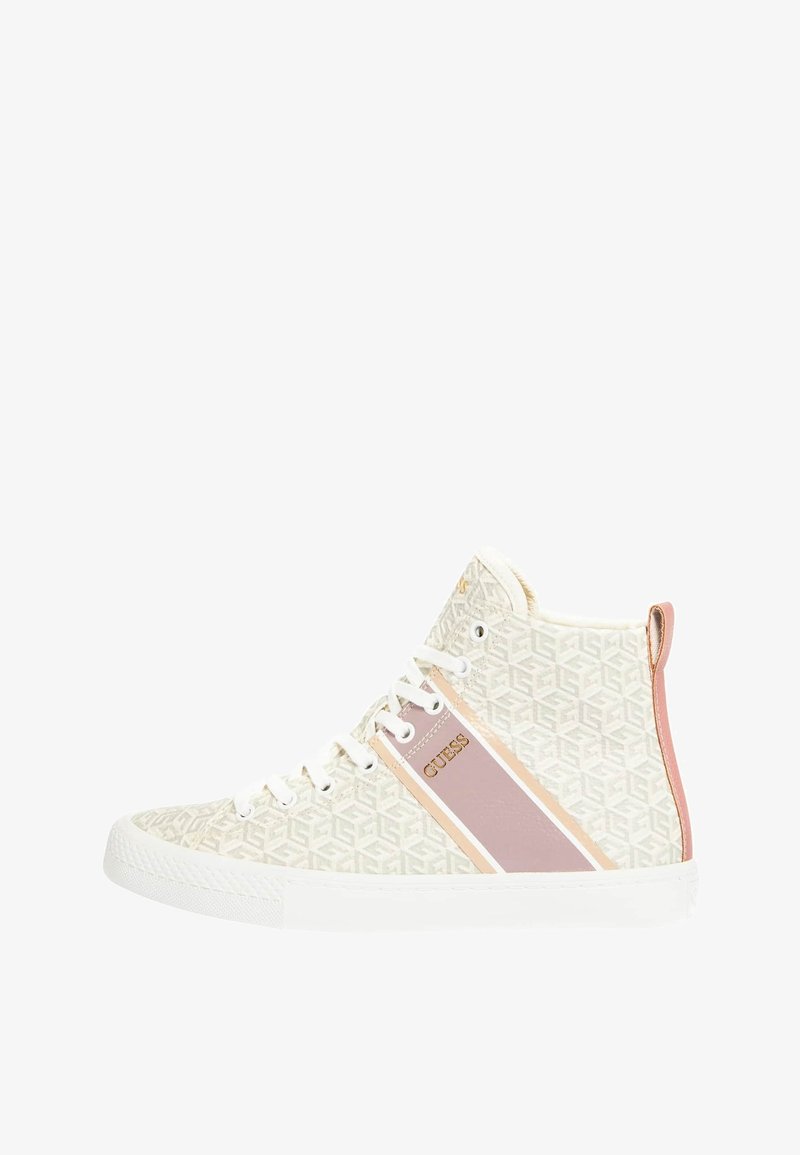 Baskets montantes avec motif géométrique beige, semelle blanche, lacets blancs, bande diagonale rose et pêche, et logo "GUESS" doré sur le côté.