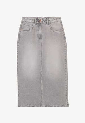 Falda lápiz de mezclilla en gris claro, con cintura alta, bolsillos frontales y una costura central, que presenta un cierre de botones y textura desgastada.