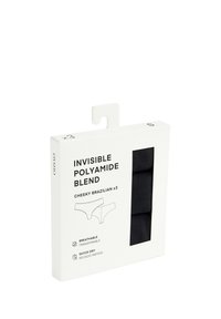 Črni brazilski spodnji set z igrivim dizajnom, zapakiran v belo škatlo s trakcem za obešanje. Material: mešanica poliamida. Značilnosti: zračne, hitro sušeče lastnosti.