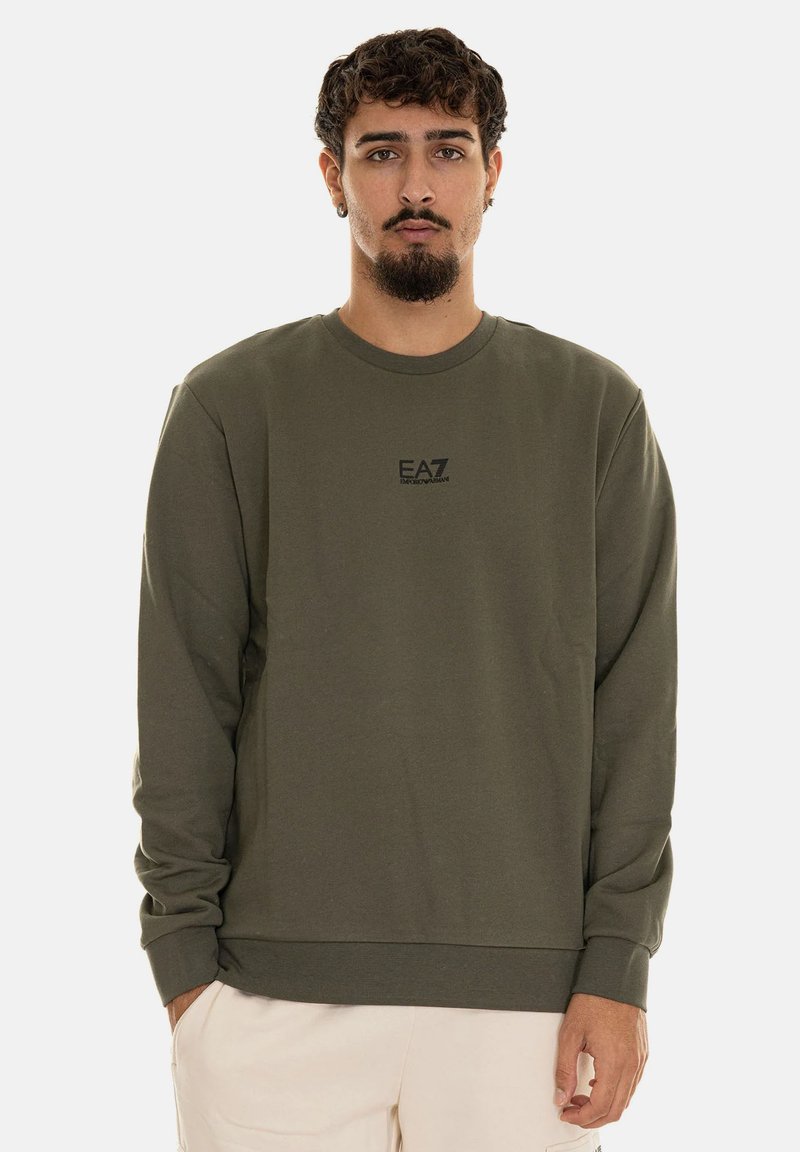 Felpa verde oliva con maniche lunghe, colletto rotondo e un piccolo logo EA7 nero sul petto. Realizzata in morbido materiale misto cotone.