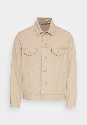 Beige denimjakke med knapper foran, to brystlommer med klap og knapper, sidelommer og en lille rød mærkat på venstre brystlomme.