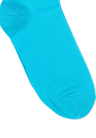 Chaussette cheville bleu vif posée à plat, montrant les zones des orteils et du talon avec une texture tricotée côtelée et lisse.