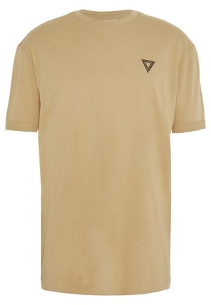 Camiseta beige de manga corta con cuello redondo y pequeño logo negro geométrico en forma de triángulo en el pecho izquierdo.