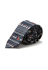 Donkerblauwe stropdas met een feestelijk patroon van sneeuwpoppen, rendieren en kerstbomen, gemaakt van een gladde stof, opgerold ter tentoonstelling.