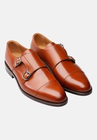 Scarpe in pelle marrone con doppia fibbia, finitura lucida, dotate di fibbie rettangolari in argento e design della punta arrotondata.