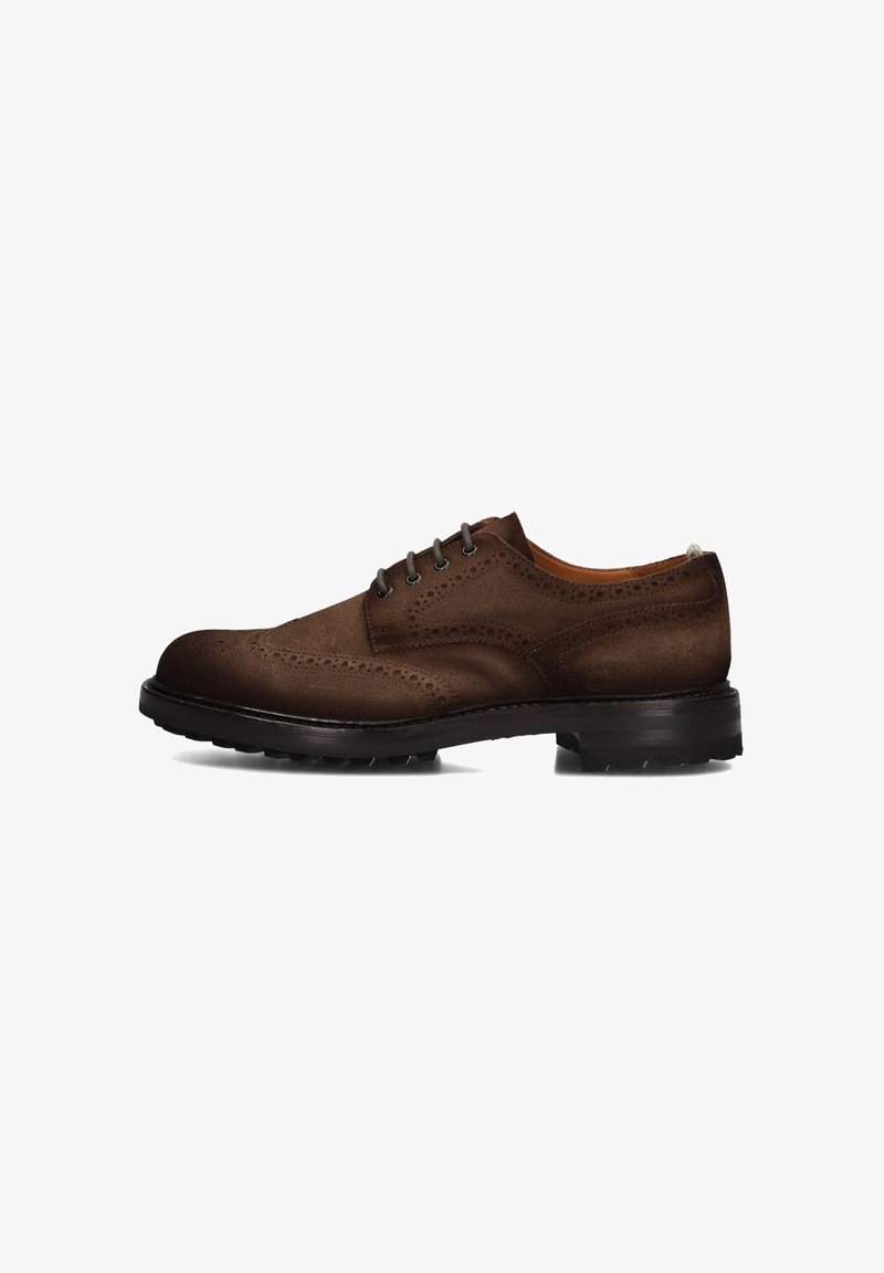 Bruine leren derby schoen met brogue details, ronde neus en een zwarte rubberen zool. Beschikt over vijf veterogen en een gestructureerde afwerking.