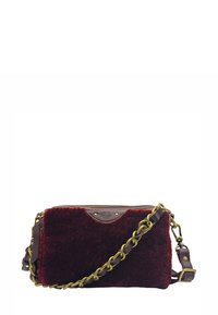 Sac à main en velours bordeaux avec des accents en cuir marron, une finition texturée et une bandoulière en chaîne métallique dorée, doté d'une fermeture zip et d'un détail de logo.