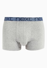 Grå bomullsboxer med en marinblå elastisk midja som har ordet "next" i ett upprepande mönster. Enkelt, figurnära design med sömmar.