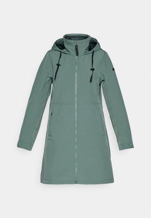 Manteau de pluie long vert avec fermeture éclair et capuche, doté de cordons noirs, de deux poches latérales et d'une texture lisse.