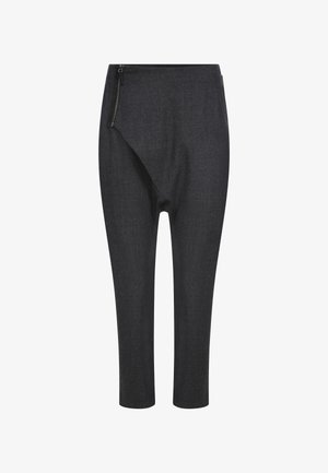 Pantalones gris oscuro con un diseño asimétrico único, que cuentan con un bolsillo lateral con cremallera y un ajuste tapered, elaborados con una tela texturizada.