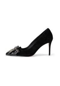 Escarpin noir en daim à talon haut avec un bout pointu, présentant un accent en cuir verni noir brillant et des embellissements décoratifs sur l'avant.