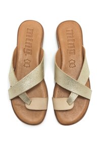 Sandali scivolati oro e beige con cinturini incrociati, tomaia in finta pelle testurizzata e soletta imbottita marrone. Design minimalista.