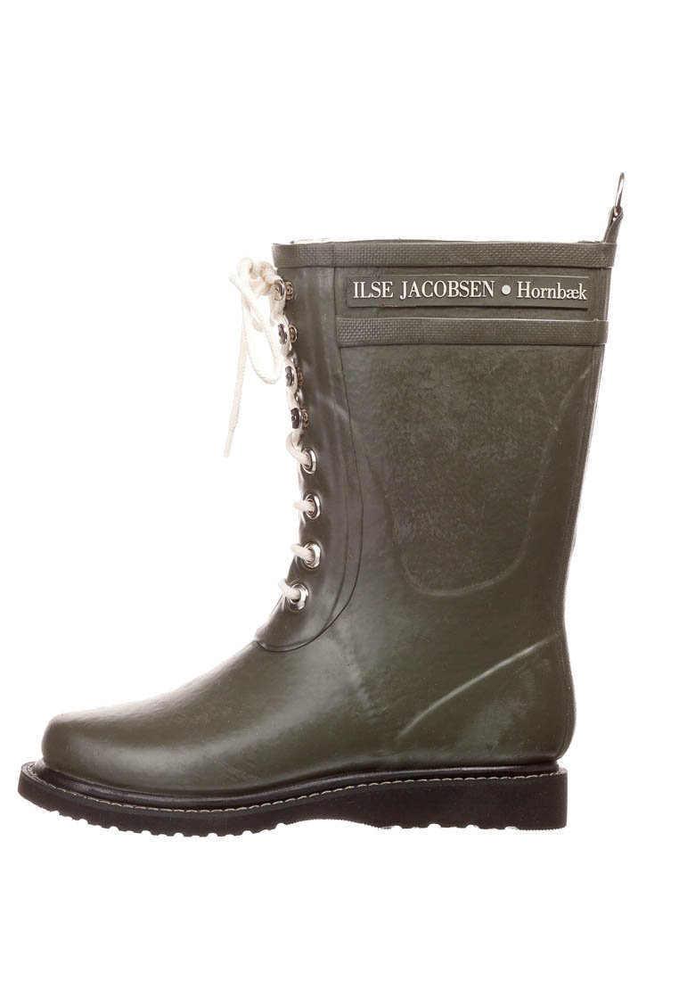 Botte de pluie en caoutchouc vert olive avec un laçage à l'avant, œillets en argent et finition texturée. Présente une étiquette logo et une semelle noire.