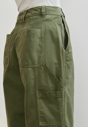 Pantalons cargo vert olive avec une coupe décontractée. Présente de grandes poches latérales, des passants de ceinture et des coutures discrètes. Fabriqué à partir d'un tissu léger et durable.