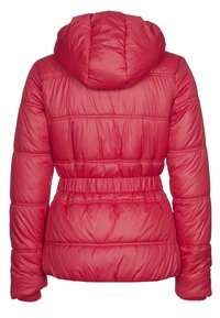 Chaqueta roja, acolchada y con capucha, de diseño acolchado, con cintura elástica y puños acanalados. Textura suave con un acabado brillante.