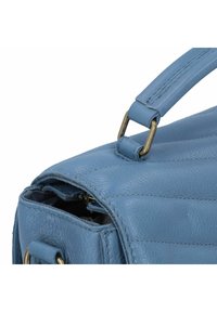 Borsa a tracolla in pelle blu con superficie testurizzata, dotata di chiusura con zip superiore, forma strutturata e accessori in metallo sul manico.
