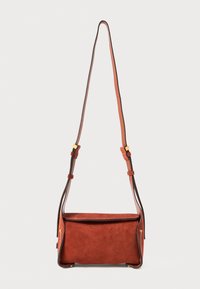 Brun semsket crossbody-veske med rektangulær form, kontrasterende mørkebrun stropp og detaljer i gull. Rene linjer og minimalt design.