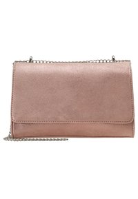 Borsa a pochette rosa in ecopelle con tracolla metallica, forma rettangolare, texture liscia e chiusura a pattina.
