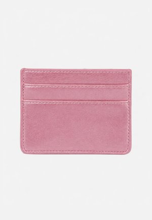 Tarjetero de cuero rosa con dos ranuras para tarjetas sobre un fondo claro y plano.