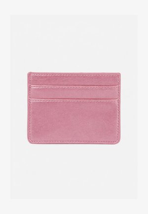 Tarjetero de cuero rosa con dos ranuras para tarjetas sobre un fondo claro y plano.