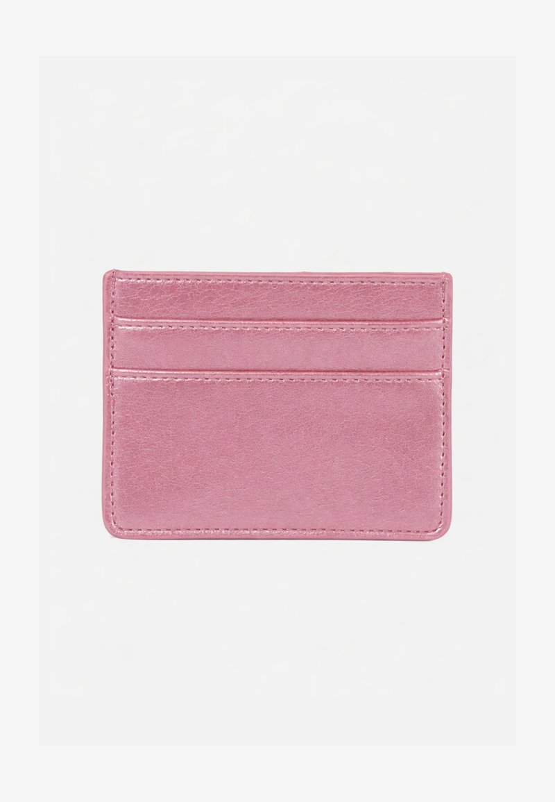 Tarjetero de cuero rosa con dos ranuras para tarjetas sobre un fondo claro y plano.