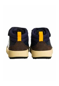 Sneaker alte con tomaia in tela blu navy, dettagli in suede marrone, linguetta gialla sul tallone e suola in gomma beige.