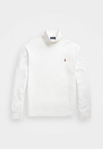 Bela dolga majica s turtleneck ovratnikom in majhnim vezenim logotipom Polo Ralph Lauren s konjem na levem prsnem delu.
