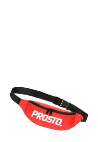 Czerwona saszetka na biodro z czarnym regulowanym paskiem, wyposażona w zamykaną na zamek komorę oraz wyraźny biały napis "PROSTO." na przodzie.
