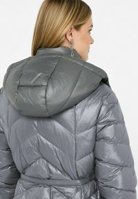 LIU JO LONG WITH HOOD - Abrigo de plumas - grey