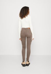 ONLY ONLMISSOURI PANT - Pantalones cargo - brown