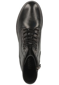 Stivale alla caviglia in pelle nera con punta tonda, chiusura con lacci, occhielli metallici e zip laterale. Texture liscia e marchio sulla soletta.
